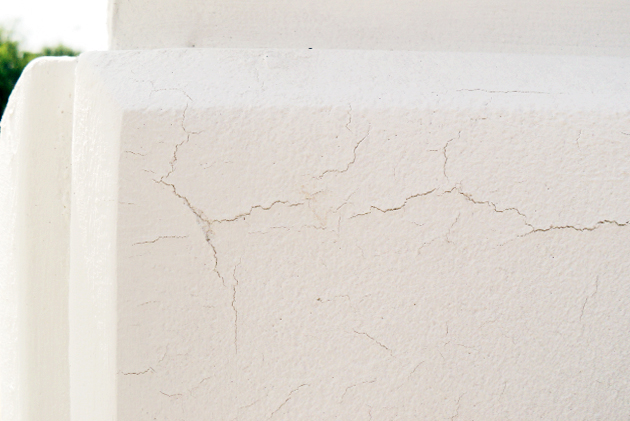 Как предотвратить появление трещин на поверхности фасадного декора из полистирола?